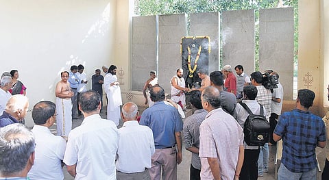Last rites of former CEC TN Seshan being performed at Besant Nagar crematorium on Monday | R Satish Babu