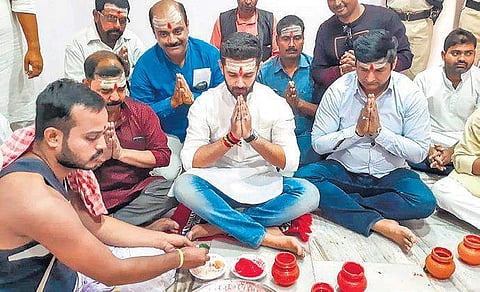 Chirag Paswan, along with LJP members, offers prayers at Deoghar temple. | (Photo | PTI)