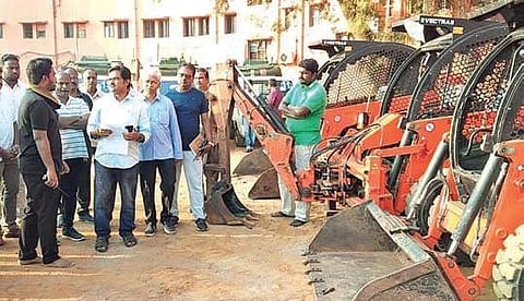 VMC commissioner V Prasanna Venkatesh inspecting defunct garbage lifting vehicles at IGMC Stadium on Tuesday | Express