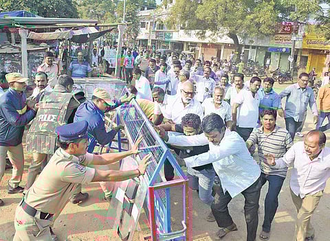 TSRTC employees stage a protest near Mehaboobabad bus depot after A Naresh of Mehaboobbabad depot committed suicide on Wednesday | SPECIAL ARRANGEMENT