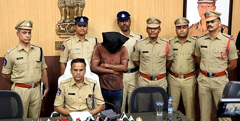 Chittor SP S Senthil Kumar addressing the media on Varshita rape and murder case on Saturday. Accused Mohammad Rafi with mask also seen. (Photo | EPS)