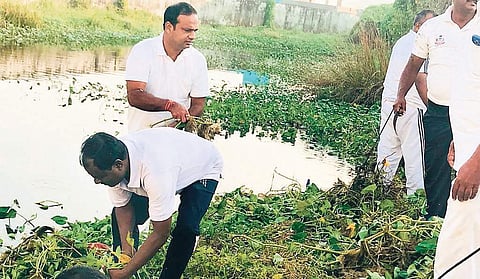 Kendrapara police personnel clean pond.