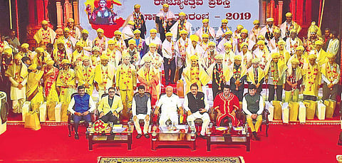 Chief Minister B S Yediyurappa along with the personalities who received the Kannada Rajyotsava Award at Ravindra Kalakshetra on Friday | Pandarinath B