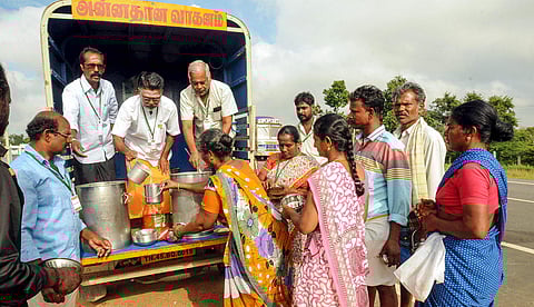 VG Ravindrakumar, treasurer, Agasthiyar Annadhanam trust serving food to people.
