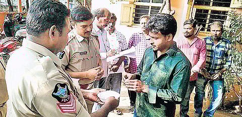 Mangalagiri police issuing tokens to food stall owners| Express