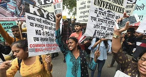 JNU students and All india students association shouting slogans during the protest march demanding fee hike, in New Delhi on Saturday. (Photo | Shekhar Yadav, EPS)