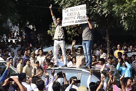 Police personnel gather outside the police headquarters to protest the assault on policemen following clashes with lawyers at Tis Hazari court last week in New Delhi. (Photo | Parveen Negi, EPS)