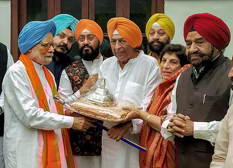 A delegation of Delhi Congress leaders led by DPCC President Subhash Chopra felicitate former prime minister Manmohan Singh ahead of his visit to Gurdwara Darbar Sahib in Pakistan through Kartarpur corridor at former's residence in New Delhi Thursday Nov.