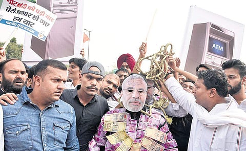 Youth Congress activists stage a demonstration outside Reserve Bank of India (RBI) office on Friday slamming Modi government for demonetisation. The day marked the completion of three years since the move was announced. (Photo | EPS, Parveen Negi)