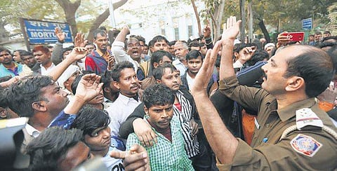 Family members demand the handing over of the bodies of the labourers who died in the blaze, outside LNJP hospital mortuary on Monday (Photo | Arun Kumar, EPS)