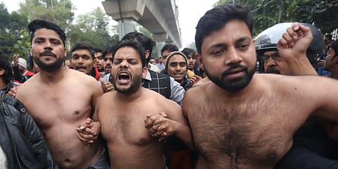 Jamia students raised slogans of 'Inquilab Zindabad', and also took out a march, demanding CBI inquiry into the police crackdown. (Photo | Shekhar Yadav, EPS)
