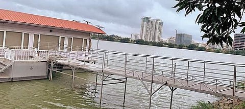 The floating hotel at Nagwara Lake.