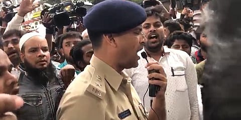 Chetan Singh Rathore, DCP of Bengaluru singing National anthem to calm protestors. (Videograb)