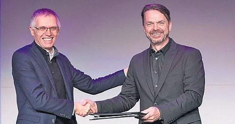 Carlos Tavares of PSA and Mike Manley of FCA sign an agreement| Express