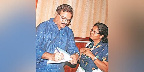 Poet Afsar Muhammad obliges a fan after he launched his book ‘Afsar Kavitvam’, an anthology of poems, at Salar Jung Museum on Friday.