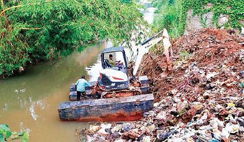 Mass cleaning being carried out in the Killi River