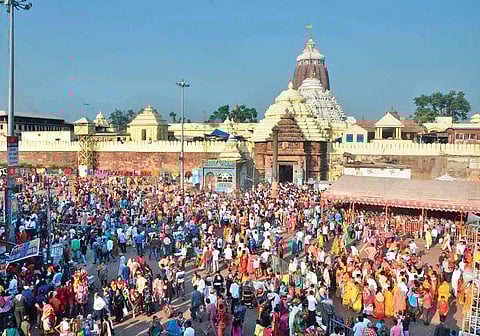 Devotees outside Jagannath temple in Puri. (Photo | Ranjan Ganguly, Balaram Mohanty/EPS)