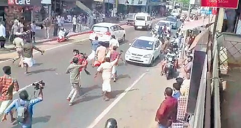 SFI and DYFI activists block Karnataka Chief Minister Yediyurappa at Pazhayangadi in Kannur on Tuesday | Express