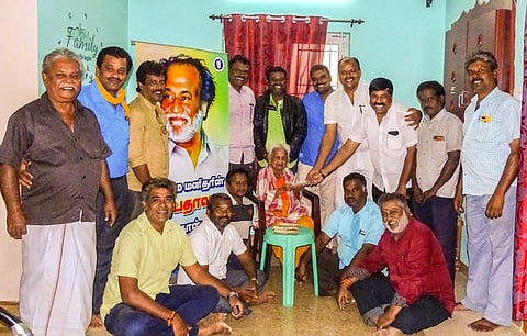 After news of 92-year-old Kamalammal who had saved demonitised currency appeared, functionaries of Rajini Makkal Mandram gave her valid currency | Express