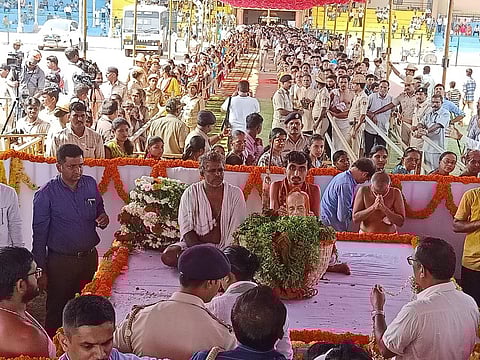 Funeral ceremony of Sri Vishwesha Theertha Swamiji of Sri Pejavar Mutt, being conducted at the Ajjarkad ground in Udupi. (Photo | Rajesh Shetty, EPS)