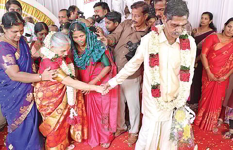 67-year-old Kochaniyan and 65-year-old Lakshmi Ammal tie the nuptial knot at the Ramavarmapuram Government Old Age Home in Thrissur on Saturday | Express