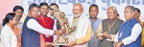 PM Narendra Modi being presented a memento at a rally in Khunti as Tribal Affairs Minister Arjun Munda and others look on. | PTI