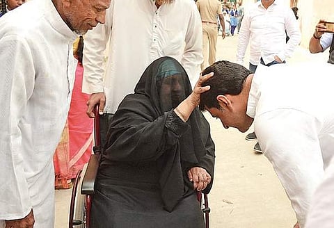 Congress candidate Rizwan Arshad seeks blessings from a voter in Shivajinagar constituency | Shriram BN