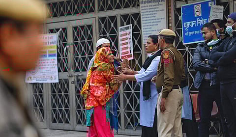 Family members of the Delhi Anaj Mandi fire mishap victims seen at LNJP Hospital. (Photo | EPS/Arun Kumar)
