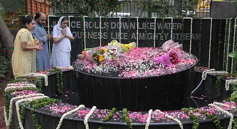 Relatives paying tributes to those killed in Uphaar fire tragedy in 1997 (File photo | PTI)