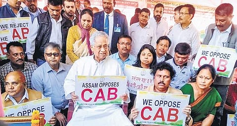 Former Assam CM Tarun Gogoi with Assam Pradesh Congress Committee activists protest agaisnt the Citizenship (Amendment) Bill in Guwahati on Friday. (Photo | PTI)