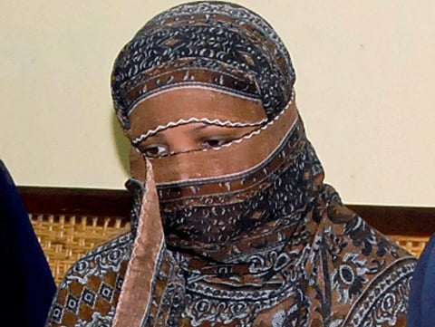 Aasia Bibi, a Pakistani Christian woman, listens to officials at a prison in Sheikhupura near Lahore in 2010. (AP photo)