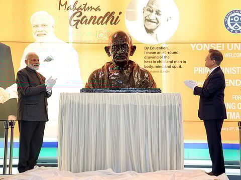 Indian PM Narendra Modi and South Korean President Moon Jae-in clap during an unveiling ceremony for a statue of Mahatma Gandhi at Yonsei university in Seoul