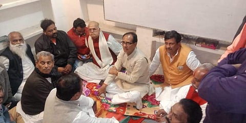 Former Madhya Pradesh CM Shivraj Singh Chouhan meeting the familay memebers of the deceased. (Photo | EPS)