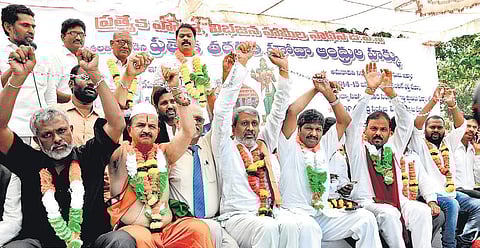 Members of the Pratyeka Hoda and Vibhajana Hameela Samithi JAC, led by Chalasani Srinivas, on indefinite fast in Vizag on Wednesday | G satyanarayana