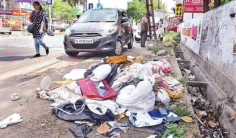 Waste dumped along the Kadavanthra Road | A Sanesh