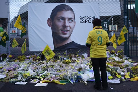 Nantes supporters stops by a poster of Argentinian player Emiliano Sala and reading 'Let's keep hope' | AP
