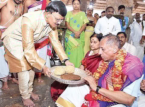 AP Governor ESL Narasimhan offers prayers at Vontimitta temple