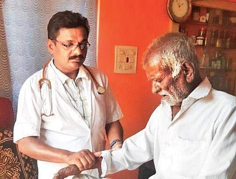 Dr Kallesh Murashillin attending to a patient at his clinic in Mallasamudra village near Gadag (Photo | EPS)