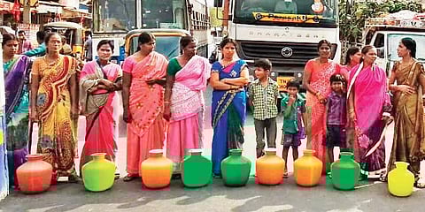 Women stage a protest at Bestavaripeta of Prakasam district | Express