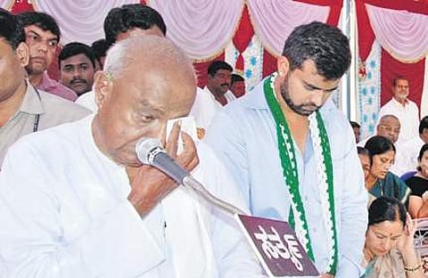 Ex-PM Deve Gowda breaks down while addressing a gathering at Mudalahippe on Wednesday.