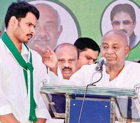 JD(S) supremo H D Deve Gowda addresses a party workers’ meet in Mandya on Thursday as Nikhil looks on. | Express