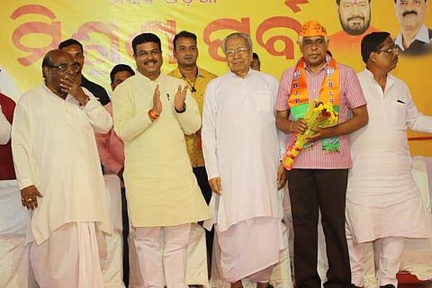 Former Odisha DGP Prakash Mishra joined BJP in the presence of Union Minister Dharmendra Pradhan (Photo | ANI Twitter)