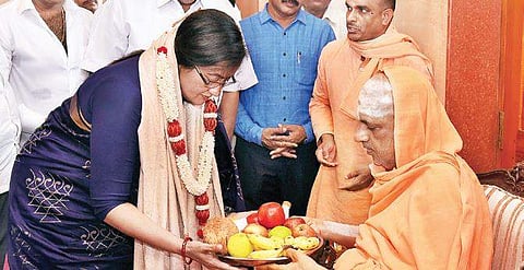 Sumalatha Ambareesh seeks the blessings of seer Shivarathri Deshikendra in Mysuru on Saturday | Express