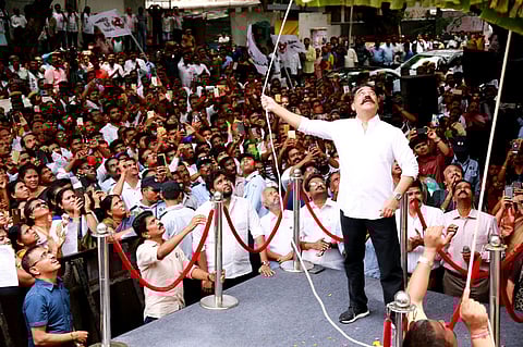 Makkal Needhi Maiam (MNM) chief Kamal Haasan hoisting party flag at the MNM party office in Alwarpet, Chennai (File Photo | EPS)