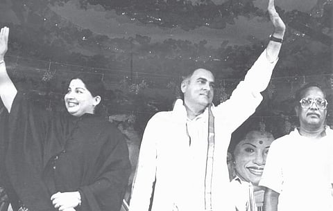 Rajiv Gandhi and J Jayalalithaa greeting supporters | Express