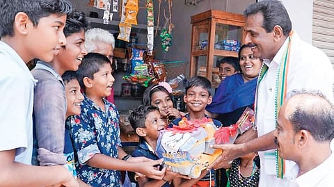 Anto Antony, UDF Pathanamthitta candidate, has a group of children and others in splits during campaign at Chengarumala, Ranni | Manu R Mavelil