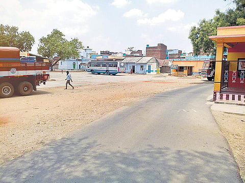 A road sans political flags and symbols at Maruthanatham village | Express