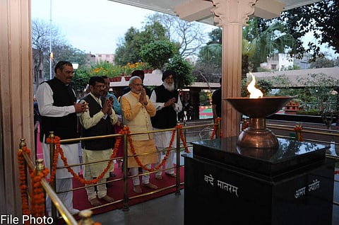 PM Modi paying homage to the victims of Jallianwala Bagh massacre at the memorial. (Photo | Twitter/ @narendramodi)