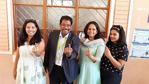 BBMP commisisoner Manjunatha Prasad casts his vote in Lok Sabha Elections 2019