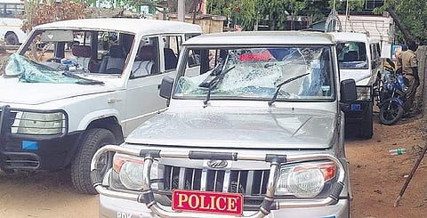 Police vehicles damaged in stone pelting at Ponnamaravathi | Express